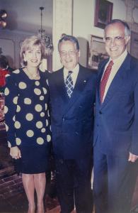 O embaixador brasileiro em Portugal, Synesio Sampaio Goes Filho, posa para foto com o presidente da República, Fernando Henrique Cardoso. O então presidente do Brasil fazia visita oficial à Portugal.